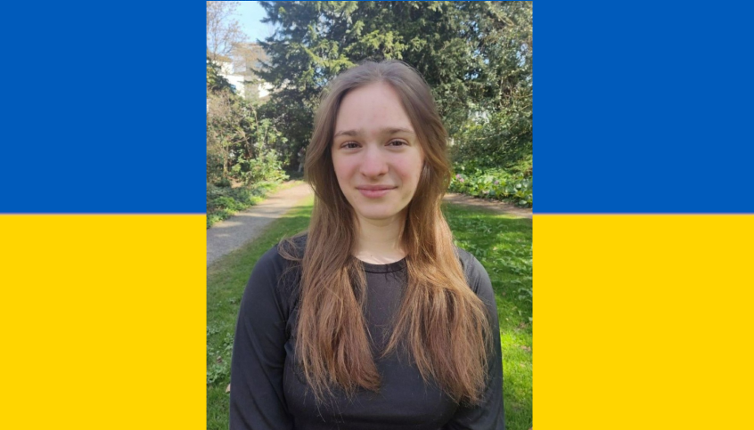 Portrait der Kursleiterin auf ukrainischer Flagge