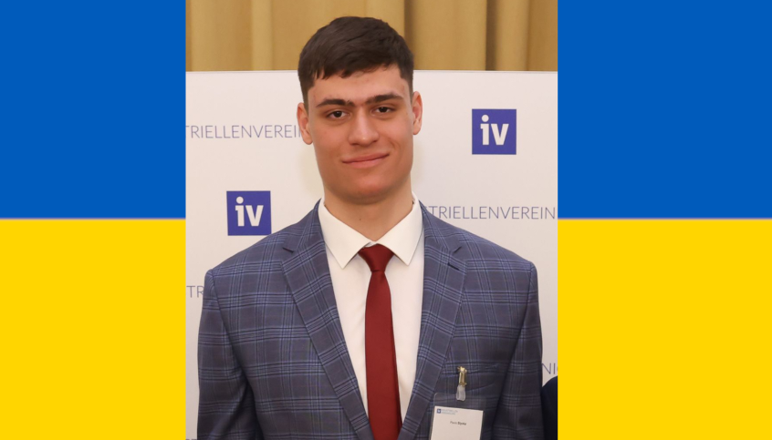 Portrait des Kursleiters auf ukrainischer Flagge